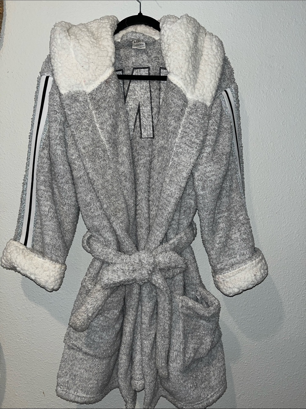 PINK Victoria's Secret Gray Hooded Teddy Robe with White Sherpa Trim
Sz M/L